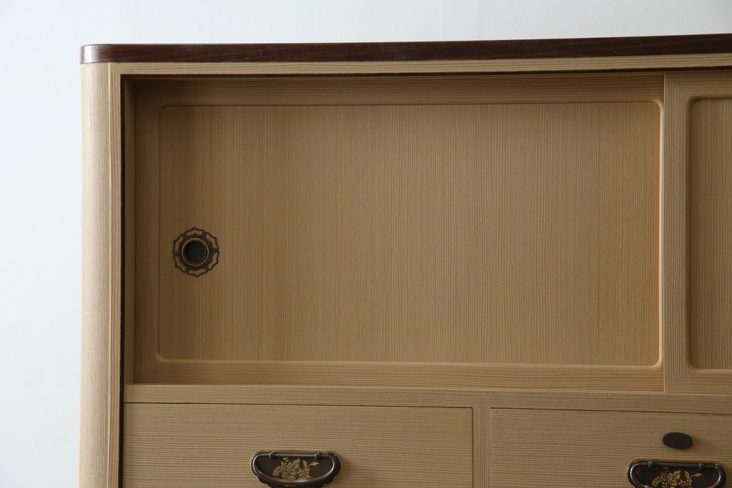 中古　美品　国産　高級　黒檀(コクタン)材　上質な和モダン空間を演出する総桐箪笥　(R-070174)