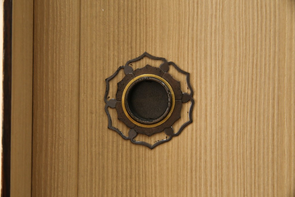 中古　美品　国産　高級　黒檀(コクタン)材　上質な和モダン空間を演出する総桐箪笥　(R-070174)