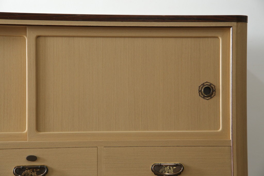 中古　美品　国産　高級　黒檀(コクタン)材　上質な和モダン空間を演出する総桐箪笥　(R-070174)