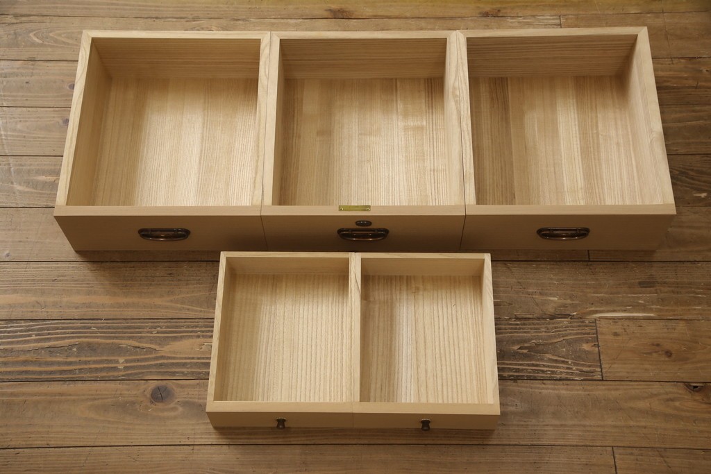 中古　美品　国産　高級　黒檀(コクタン)材　上質な和モダン空間を演出する総桐箪笥　(R-070174)