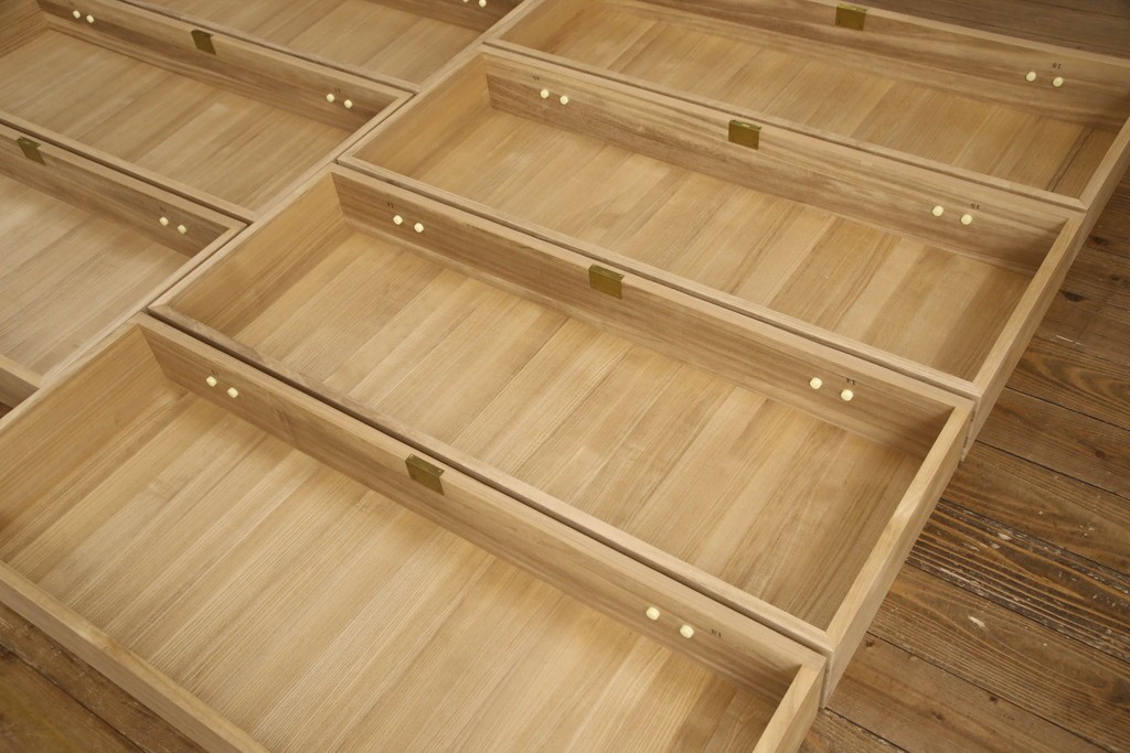 中古　美品　国産　高級　黒檀(コクタン)材　上質な和モダン空間を演出する総桐箪笥　(R-070174)