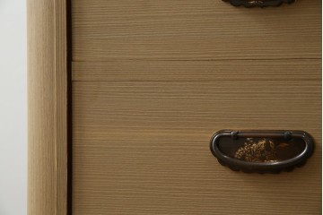 中古　美品　国産　高級　黒檀(コクタン)材　上質な和モダン空間を演出する総桐箪笥　(R-070174)