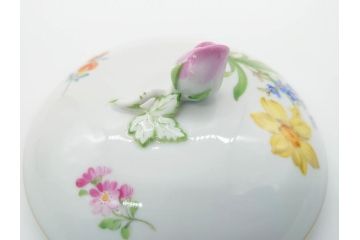 ドイツ　マイセン　Meissen　ベーシックフラワー　二つ花　置いてあるだけでもおしゃれなシュガーポット(洋食器、蓋付きボックス、ボンボン、小物入れ)(R-070192)