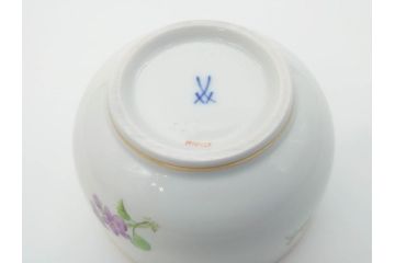 ドイツ　マイセン　Meissen　ベーシックフラワー　二つ花　置いてあるだけでもおしゃれなシュガーポット(洋食器、蓋付きボックス、ボンボン、小物入れ)(R-070192)