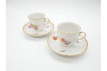 ベルリン　KPM(ベルリン王立磁器製陶所)　金彩　花　蝶　繊細な意匠が美しいティーカップ&ソーサー(ケーピーエムベルリン、王の笏、王笏、ロココ調、C&S)(R-070198)
