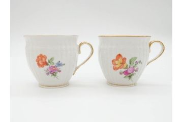 ベルリン　KPM(ベルリン王立磁器製陶所)　金彩　花　蝶　繊細な意匠が美しいティーカップ&ソーサー(ケーピーエムベルリン、王の笏、王笏、ロココ調、C&S)(R-070198)