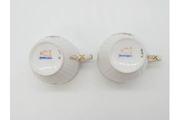 ベルリン　KPM(ベルリン王立磁器製陶所)　金彩　花　蝶　繊細な意匠が美しいティーカップ&ソーサー(ケーピーエムベルリン、王の笏、王笏、ロココ調、C&S)(R-070198)