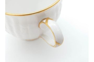 ベルリン　KPM(ベルリン王立磁器製陶所)　金彩　花　蝶　繊細な意匠が美しいティーカップ&ソーサー(ケーピーエムベルリン、王の笏、王笏、ロココ調、C&S)(R-070198)