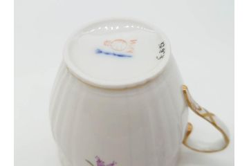 ベルリン　KPM(ベルリン王立磁器製陶所)　金彩　花　蝶　繊細な意匠が美しいティーカップ&ソーサー(ケーピーエムベルリン、王の笏、王笏、ロココ調、C&S)(R-070198)