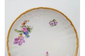 ベルリン　KPM(ベルリン王立磁器製陶所)　金彩　花　蝶　繊細な意匠が美しいティーカップ&ソーサー(ケーピーエムベルリン、王の笏、王笏、ロココ調、C&S)(R-070198)
