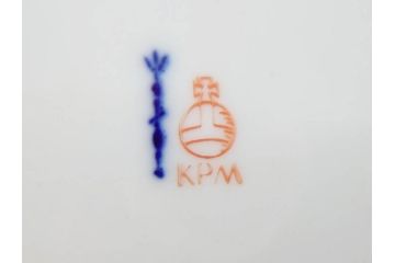 ベルリン　KPM(ベルリン王立磁器製陶所)　金彩　花　蝶　繊細な意匠が美しいティーカップ&ソーサー(ケーピーエムベルリン、王の笏、王笏、ロココ調、C&S)(R-070198)