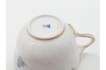 ドイツ　マイセン　Meissen　ベーシックフラワー　五つ花　繊細なデザインが上品な雰囲気を醸し出すティーカップ&ソーサー2客セット(洋食器、C&S)(R-070201)