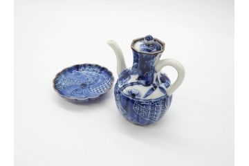 加藤利昌　清水焼　染付　祥瑞文　落ち着いた和の雰囲気にぴったりの醤油差し&豆皿セット(しょうゆ差し、醤油瓶、調味料入れ、和食器)(R-070210)