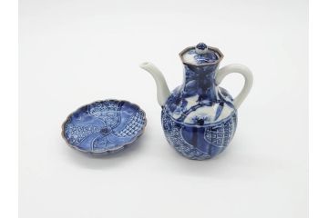 加藤利昌　清水焼　染付　祥瑞文　落ち着いた和の雰囲気にぴったりの醤油差し&豆皿セット(しょうゆ差し、醤油瓶、調味料入れ、和食器)(R-070210)