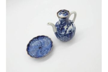 加藤利昌　清水焼　染付　祥瑞文　落ち着いた和の雰囲気にぴったりの醤油差し&豆皿セット(しょうゆ差し、醤油瓶、調味料入れ、和食器)(R-070210)