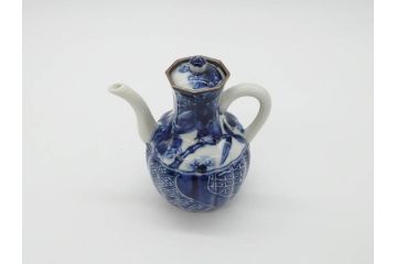 加藤利昌　清水焼　染付　祥瑞文　落ち着いた和の雰囲気にぴったりの醤油差し&豆皿セット(しょうゆ差し、醤油瓶、調味料入れ、和食器)(R-070210)
