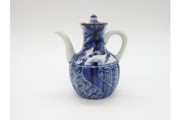 加藤利昌　清水焼　染付　祥瑞文　落ち着いた和の雰囲気にぴったりの醤油差し&豆皿セット(しょうゆ差し、醤油瓶、調味料入れ、和食器)(R-070210)