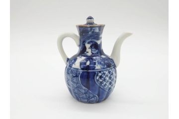 加藤利昌　清水焼　染付　祥瑞文　落ち着いた和の雰囲気にぴったりの醤油差し&豆皿セット(しょうゆ差し、醤油瓶、調味料入れ、和食器)(R-070210)