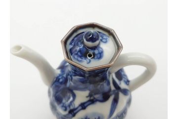 加藤利昌　清水焼　染付　祥瑞文　落ち着いた和の雰囲気にぴったりの醤油差し&豆皿セット(しょうゆ差し、醤油瓶、調味料入れ、和食器)(R-070210)