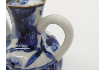 加藤利昌　清水焼　染付　祥瑞文　落ち着いた和の雰囲気にぴったりの醤油差し&豆皿セット(しょうゆ差し、醤油瓶、調味料入れ、和食器)(R-070210)