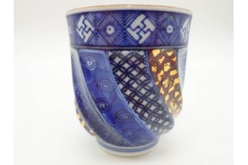松谷窯　叶松谷(道夫)　捻祥瑞意 古紋金箔散　多様なデザインが目を惹く湯呑み(共箱付き、湯のみ、和食器)(R-070216)