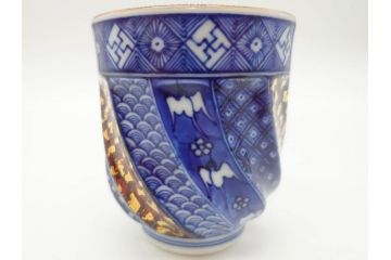 松谷窯　叶松谷(道夫)　捻祥瑞意 古紋金箔散　多様なデザインが目を惹く湯呑み(共箱付き、湯のみ、和食器)(R-070216)