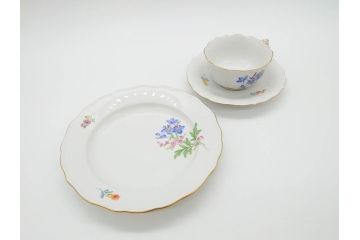 ドイツ　マイセン　Meissen　ベーシックフラワー　二つ花　優美な雰囲気が素敵なトリオセット(ティーカップ&ソーサー、プレート、皿、洋食器)(R-070232)