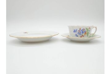 ドイツ　マイセン　Meissen　ベーシックフラワー　二つ花　優美な雰囲気が素敵なトリオセット(ティーカップ&ソーサー、プレート、皿、洋食器)(R-070232)