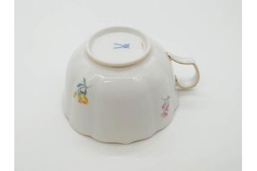ドイツ　マイセン　Meissen　ベーシックフラワー　二つ花　優美な雰囲気が素敵なトリオセット(ティーカップ&ソーサー、プレート、皿、洋食器)(R-070232)