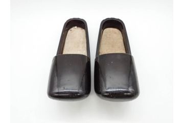 古い浅沓(束帯、木製、履物、靴、くつ、クツ、法要、葬儀、仏具、僧侶、法衣、装束、神主、衣冠、直衣、狩衣)(R-070237)