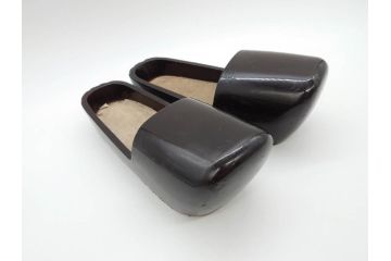 古い浅沓(束帯、木製、履物、靴、くつ、クツ、法要、葬儀、仏具、僧侶、法衣、装束、神主、衣冠、直衣、狩衣)(R-070237)