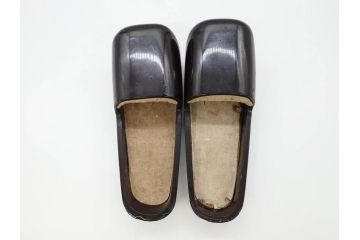 古い浅沓(束帯、木製、履物、靴、くつ、クツ、法要、葬儀、仏具、僧侶、法衣、装束、神主、衣冠、直衣、狩衣)(R-070237)