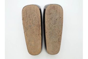 古い浅沓(束帯、木製、履物、靴、くつ、クツ、法要、葬儀、仏具、僧侶、法衣、装束、神主、衣冠、直衣、狩衣)(R-070237)