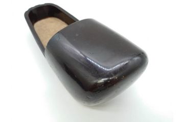 古い浅沓(束帯、木製、履物、靴、くつ、クツ、法要、葬儀、仏具、僧侶、法衣、装束、神主、衣冠、直衣、狩衣)(R-070237)
