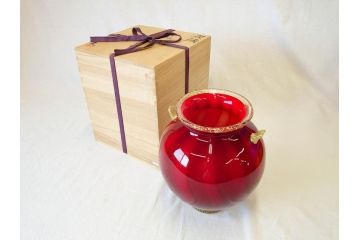 大川薫　玻璃　鮮やかな赤と上品な金の色合いが素敵な花入(ガラス工芸、津軽びいどろ、硝子、花器、花瓶、共箱付き)(R-070271)