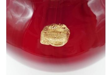 大川薫　玻璃　鮮やかな赤と上品な金の色合いが素敵な花入(ガラス工芸、津軽びいどろ、硝子、花器、花瓶、共箱付き)(R-070271)