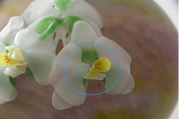 中古　ガラス工芸作家　黒木国昭　新世紀ロマン　ランプ「胡蝶蘭」　ディスプレイとしても活躍するテーブルランプ(卓上照明、卓上ランプ、テーブルライト、スタンドライト、ナイトスタンド)(R-070272)