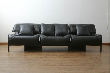 中古　本革(レザー)　Cassina(カッシーナ)　VERANDA(ヴェランダ) 　125VERANDA3　高級感溢れるデザインと機能性が素敵なクッション付き3Pソファ(三人掛け、ハイバックチェア)(R-070285)