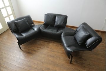 中古　本革(レザー)　Cassina(カッシーナ)　VERANDA(ヴェランダ) 　125VERANDA3　高級感溢れるデザインと機能性が素敵なクッション付き3Pソファ(三人掛け、ハイバックチェア)(R-070285)