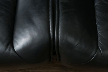 中古　本革(レザー)　Cassina(カッシーナ)　VERANDA(ヴェランダ) 　125VERANDA3　高級感溢れるデザインと機能性が素敵なクッション付き3Pソファ(三人掛け、ハイバックチェア)(R-070285)