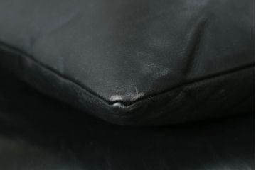 中古　本革(レザー)　Cassina(カッシーナ)　VERANDA(ヴェランダ) 　125VERANDA3　高級感溢れるデザインと機能性が素敵なクッション付き3Pソファ(三人掛け、ハイバックチェア)(R-070285)