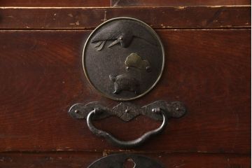 和製アンティーク　鶴亀金具　前面欅(ケヤキ)材製の二本松箪笥(重ね箪笥、衣装箪笥、整理箪笥、引き出し)(R-070289)