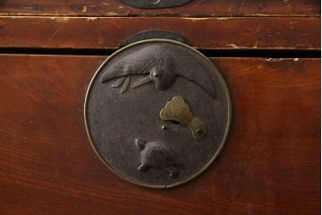 和製アンティーク　鶴亀金具　前面欅(ケヤキ)材製の二本松箪笥(重ね箪笥、衣装箪笥、整理箪笥、引き出し)(R-070289)