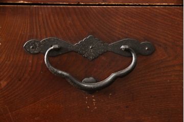 和製アンティーク　天板リメイク　鶴亀金具　二本松箪笥　前面欅(ケヤキ)材製のローボード(ローチェスト、衣装箪笥、整理箪笥、引き出し)(R-070291)