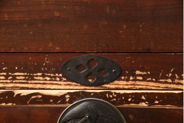 和製アンティーク　天板リメイク　鶴亀金具　二本松箪笥　前面欅(ケヤキ)材製のローボード(ローチェスト、衣装箪笥、整理箪笥、引き出し)(R-070291)