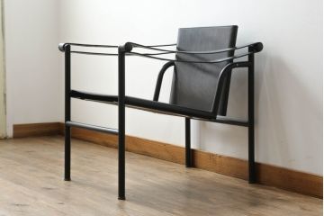 中古　Cassina(カッシーナ)　ル・コルビュジエ ピエール・ジャンヌレ シャルロット・ペリアン　LC1　洗練された佇まいと機能性に優れたスリングチェア(バスキュランチェア、アームチェア、椅子、イス、Le Corbusier)(定価539,000円)(R-070295)