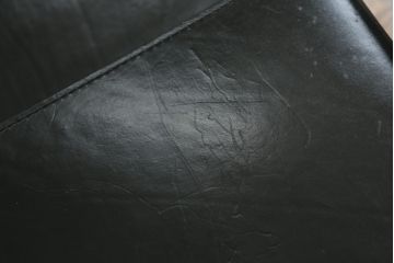 中古　Cassina(カッシーナ)　ル・コルビュジエ ピエール・ジャンヌレ シャルロット・ペリアン　LC1　洗練された佇まいと機能性に優れたスリングチェア(バスキュランチェア、アームチェア、椅子、イス、Le Corbusier)(定価539,000円)(R-070295)