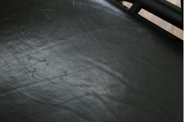 中古　Cassina(カッシーナ)　ル・コルビュジエ ピエール・ジャンヌレ シャルロット・ペリアン　LC1　洗練された佇まいと機能性に優れたスリングチェア(バスキュランチェア、アームチェア、椅子、イス、Le Corbusier)(定価539,000円)(R-070295)