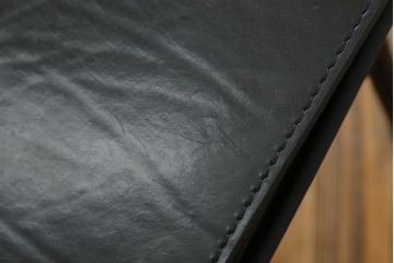 中古　Cassina(カッシーナ)　ル・コルビュジエ ピエール・ジャンヌレ シャルロット・ペリアン　LC1　洗練された佇まいと機能性に優れたスリングチェア(バスキュランチェア、アームチェア、椅子、イス、Le Corbusier)(定価539,000円)(R-070295)