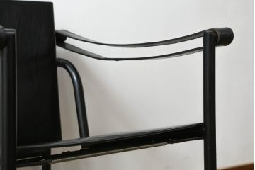 中古　Cassina(カッシーナ)　ル・コルビュジエ ピエール・ジャンヌレ シャルロット・ペリアン　LC1　洗練された佇まいと機能性に優れたスリングチェア(バスキュランチェア、アームチェア、椅子、イス、Le Corbusier)(定価539,000円)(R-070295)